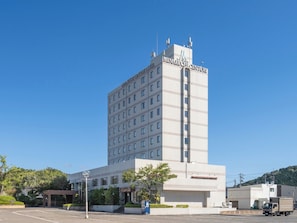 Un grand bâtiment d’hôtel moderne, avec une enseigne bien visible sur le toit.