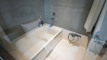 SĂšche-cheveux, serviettes fournies