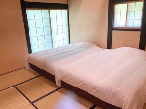 5 多间卧室、办公桌、免费 WiFi、床单