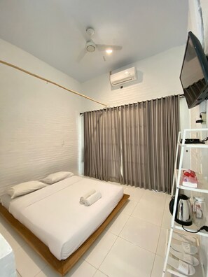 Standard Room, 1 Bedroom, Garden View | Blackout drapes, iron/ironing board, free WiFi, bed sheets