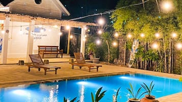 2 outdoor pools