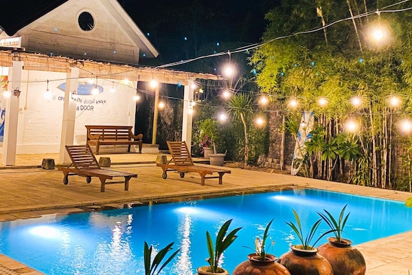 2 outdoor pools