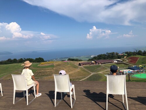 Renting an entire building as a oneroom apartment / Takashima Shiga