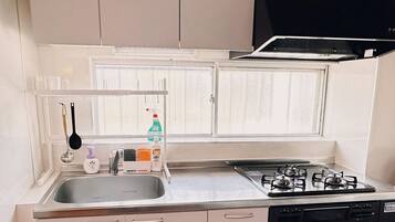 冷蔵庫、電子レンジ、コンロ、調理器具と食器