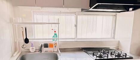 Refrigerador, microondas, parrilla de estufa y utensilios de cocina