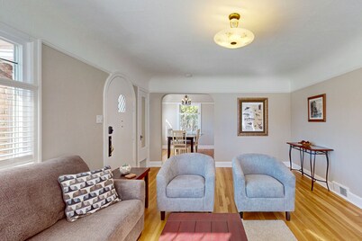 Charming 3 story home, with a W/D & Wifi, located near Seattle-Bremerton ferry