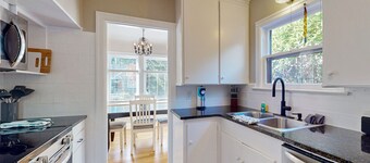 Charming 3 story home, with a W/D & Wifi, located near Seattle-Bremerton ferry