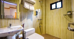 Deluxe Room | Bathroom | Shower, rainfall showerhead, free toiletries, slippers - Kabaleyan Cove Resort powered by Cocotel (San Carlos)