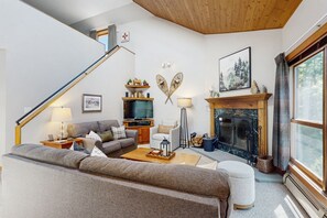 Een televisie, een open haard, een dvd-speler en een stereo