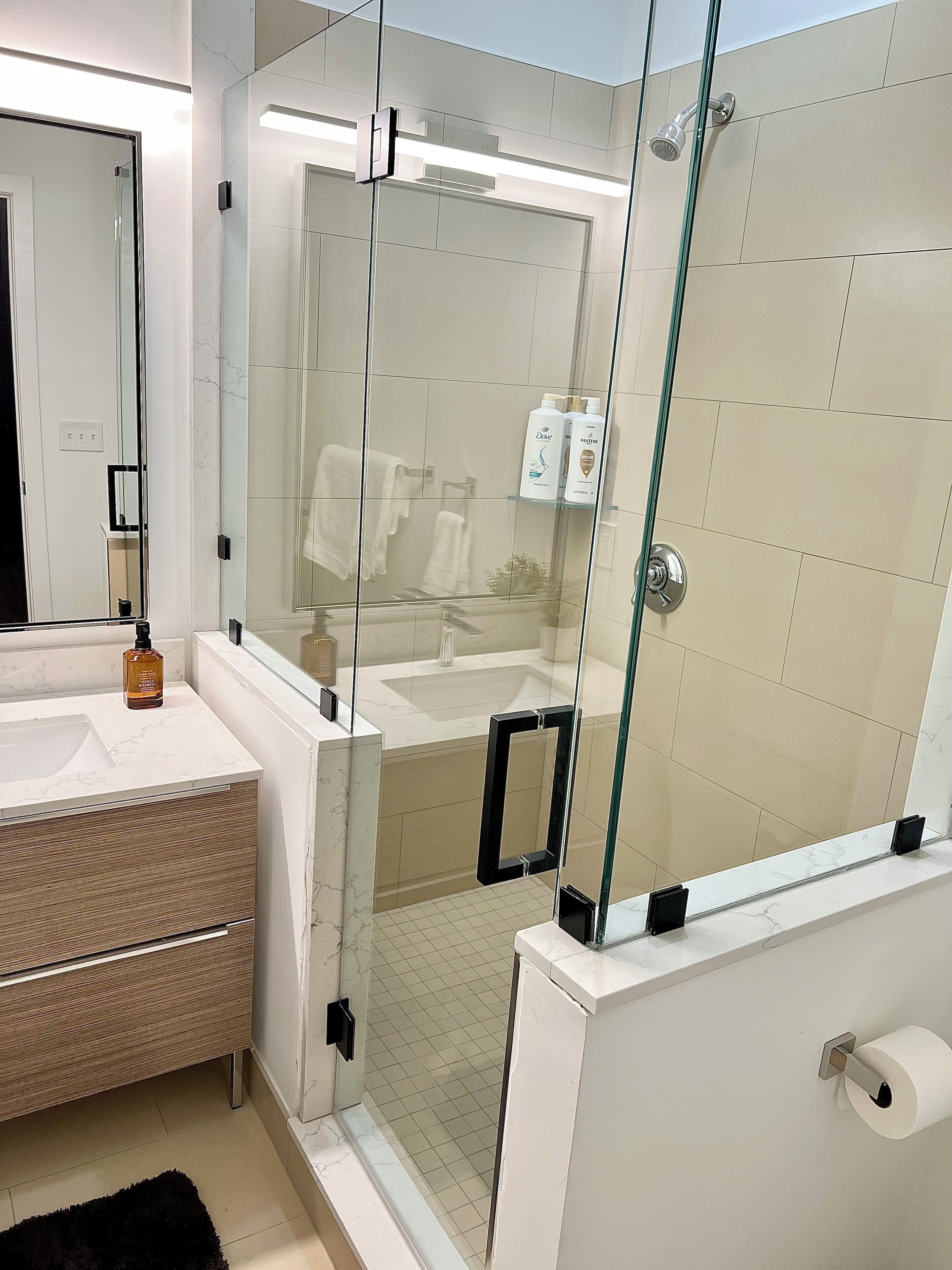 Een douche, een haardroger, handdoeken, zeep