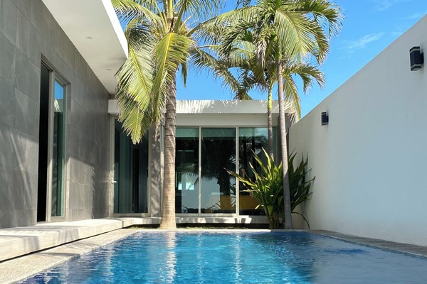 Infinity pool with ocean view (1)