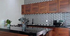 Réfrigérateur, micro-ondes, cafetière/bouilloire, grille-pain