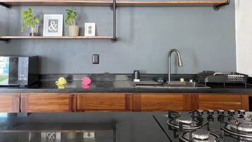 Jääkaappi, mikroaaltouuni, kahvin-/teenkeitin, leivänpaahdin