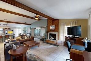 Een televisie, boeken en een stereo