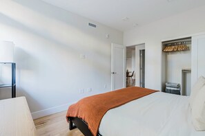 2 عدّة غرف نوم ومكواة/لوح كي وواي فاي وملاءات أسرّة