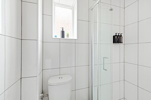 House | Bathroom | Combined shower/tub, deep soaking tub, hair dryer, towels - Charming 3 bed House in Wollaton, Nottingham (Nottingham)