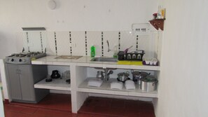 Apartament familiar, cuina | Cuina privada | Rentaplats i utensilis de cuina, vaixella i coberteria
