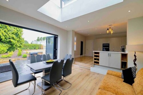 Executive 4-bed house in vibrant village center

