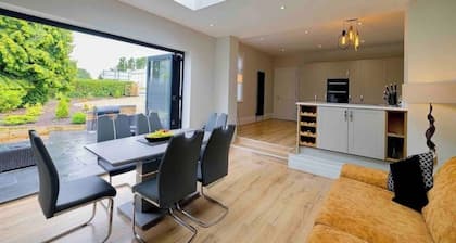 Executive 4-bed house in vibrant village center