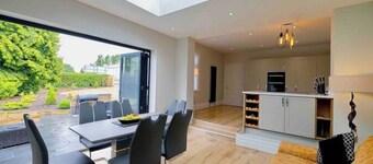 Executive 4-bed house in vibrant village center