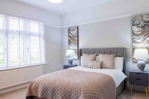 4 bedrooms, iron/ironing board, bed sheets