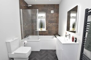 Hair dryer, towels, soap, shampoo - Executive 4-bed house in vibrant village center

 (WALTHAM)