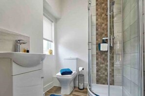 Hair dryer, towels, soap, shampoo - Stylish open-plan one bed serviced apartment

 (Doncaster)
