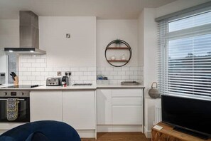 Jääkaappi, mikroaaltouuni, uuni, liesi