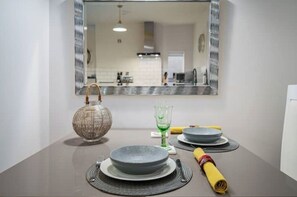 Dining - Stylish 1-bed City Apt Doncaster

 (Doncaster)