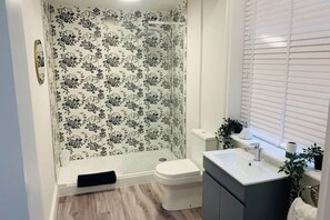 Shower, hair dryer, towels, soap - Stylish 2 bed, 2 bath, ground floor apartment

 (GRIMSBY)