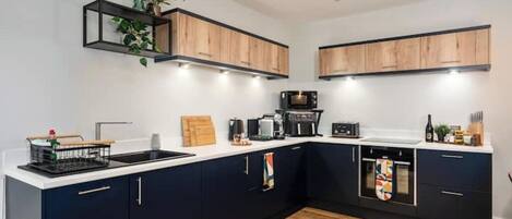 冷蔵庫、電子レンジ、オーブン、コンロ