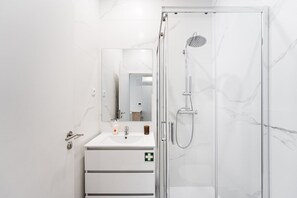 Dusche, Haartrockner, Handtücher, Seife