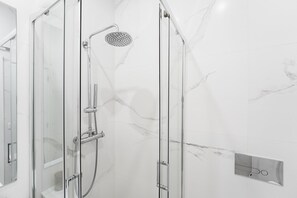 Een douche, een haardroger, handdoeken, zeep