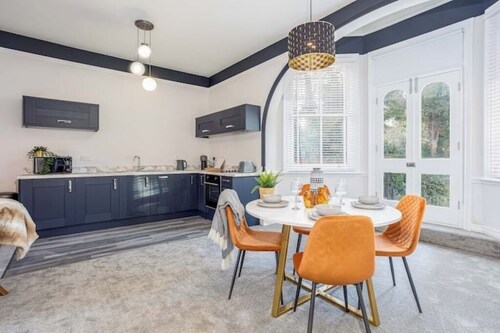 Stylish 2 bed, 2 bath, Ground apartment

