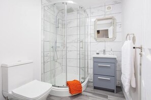 Shower, hair dryer, towels, soap - Stylish 2 bed, 2 bath, Ground apartment

 (GRIMSBY)