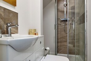 Douche, sèche-cheveux, serviettes fournies, savon