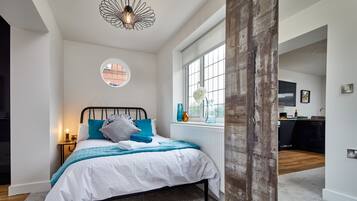 2 bedrooms, desk, iron/ironing board, WiFi