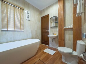 Toalettartikler (inkludert), badekåper, tøfler og håndklær