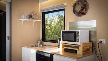 Kühlschrank, Mikrowelle, Herdplatte, Wasserkocher mit Kaffee-/Teezubehör