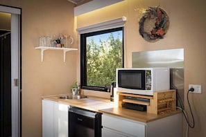 Refrigerador, microondas, parrilla de estufa y cafetera y tetera