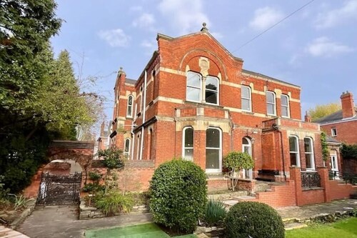 Stylish 1 bed, 1 bath, 1st floor apartment


