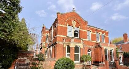 Stylish 1 bed, 1 bath, 1st floor apartment