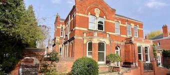 Stylish 1 bed, 1 bath, 1st floor apartment