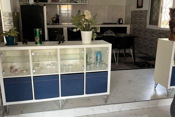 Een koelkast, een microgolfoven, een oven, een kookplaat