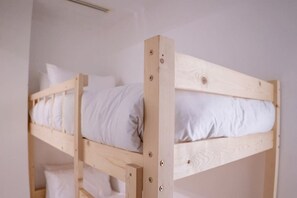 2 dormitoris, escriptori, planxa i posts de planxar i wifi gratuïta