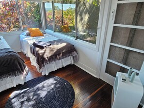 4 عدّة غرف نوم ومكواة/لوح كي وواي فاي وملاءات أسرّة