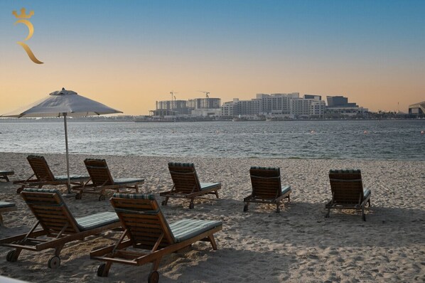 بالقرب من الشاطئ