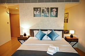 2 soverom, skrivebord, strykejern/-brett og reiseseng for barn