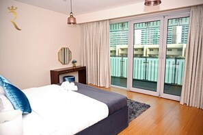 2 Schlafzimmer, Schreibtisch, Bügeleisen/Bügelbrett, Reisekinderbett