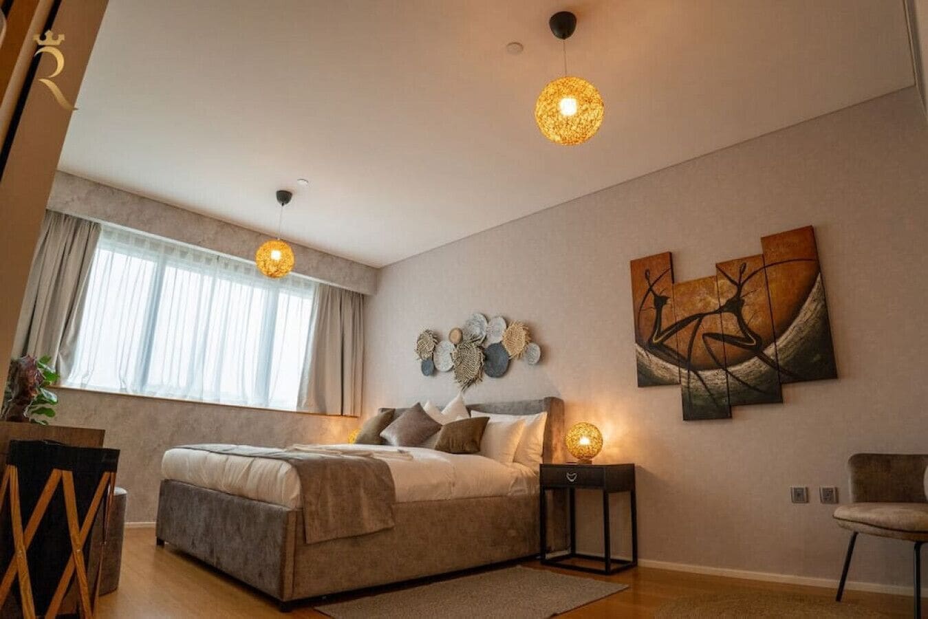 1 habitación, escritorio, tabla de planchar con plancha y cuna de viaje 